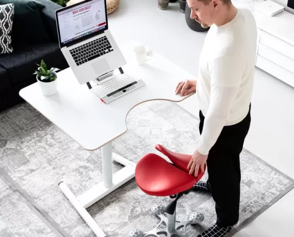 Ergonominių balno formos darbo kėdžių nauda sveikatai | Ergonomika, kuri keičia sėdėjimą Ergonominių balno formos darbo kėdžių nauda sveikatai | Ergonomika, kuri keičia sėdėjimą