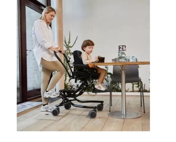 Funkcionali pagalbinė kėdė su daugybe konfigūravimo galimybių