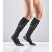 Sportinės kojinės ACTIVE iki kelių su μfib.mm/hg 15-21, juoda spalva