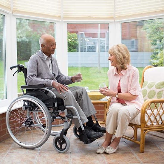 INVACARE universalaus tipo neįgaliojo vežimėlis Action 1R, vyras sėdi jame